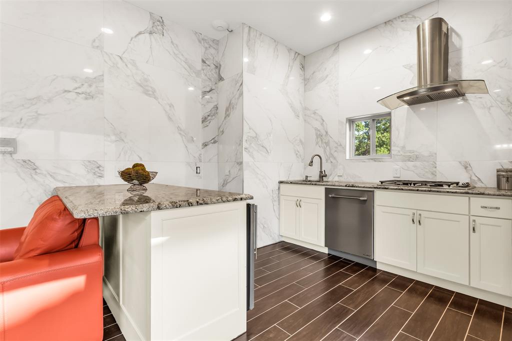 8600 Riviera Court Flower Mound, TX 75022 - Photo 29 of 40 a kitchen with stainless steel appliances granite countertop a sink stove and refrigerator