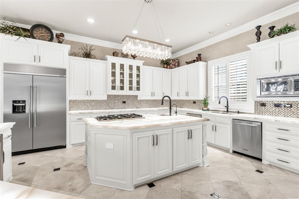 8600 Riviera Court Flower Mound, TX 75022 - Photo 8 of 40 a kitchen with granite countertop a sink stove and refrigerator