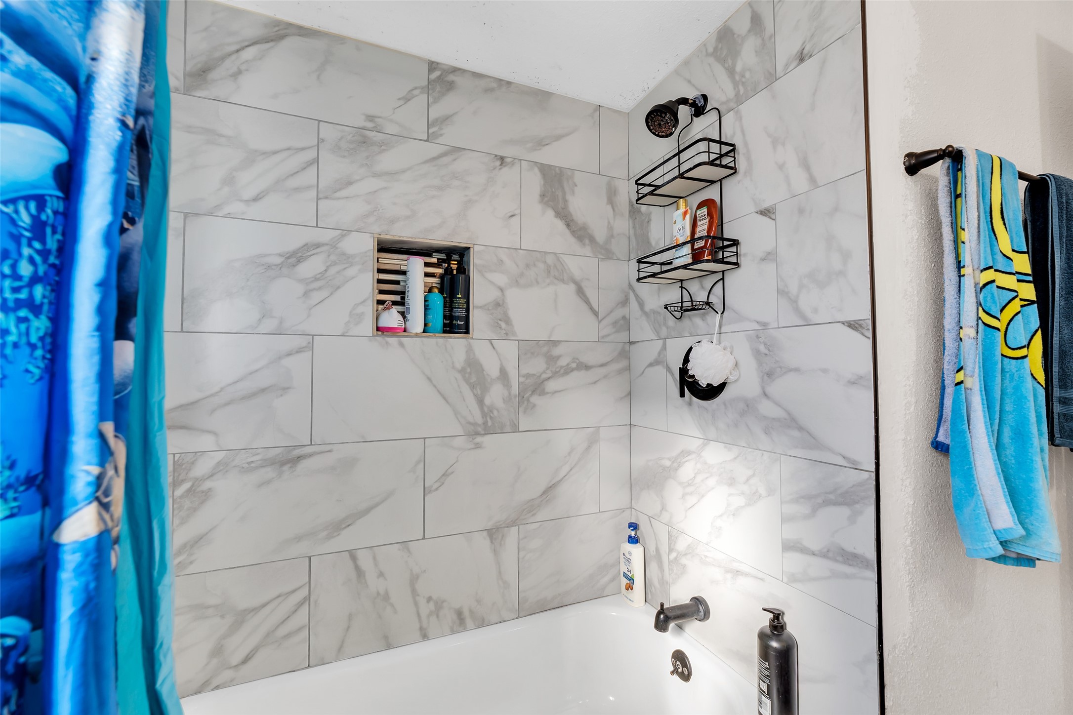 819 Hackberry Street Stafford, TX 77477 - Photo 17 of 23 a bathroom with a tub