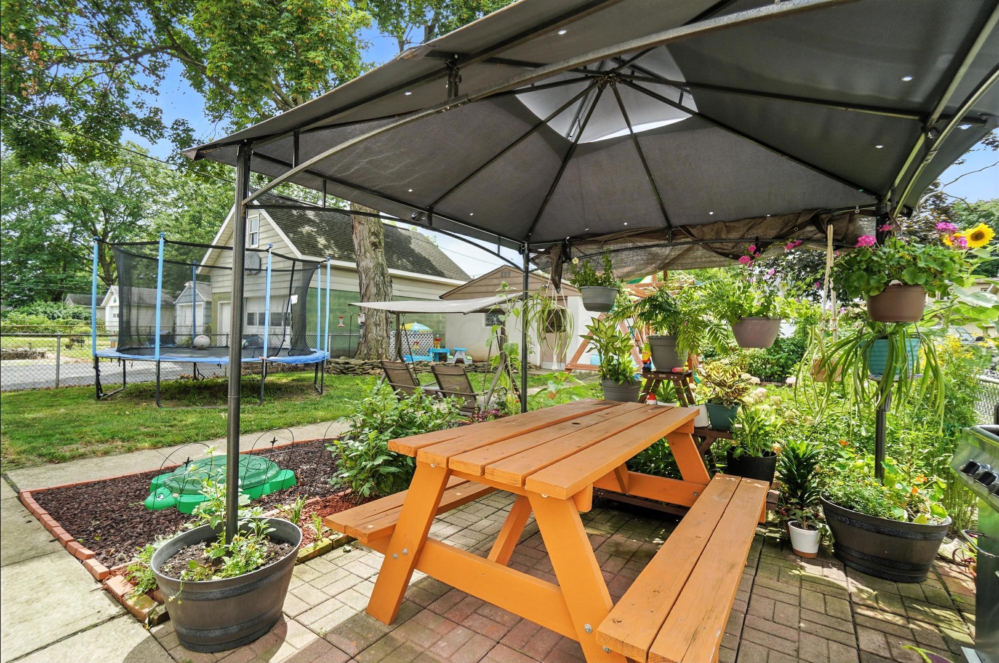 613 Salisbury Road Columbus, OH 43204 - Photo 31 of 47 Take a moment to eat outdoors