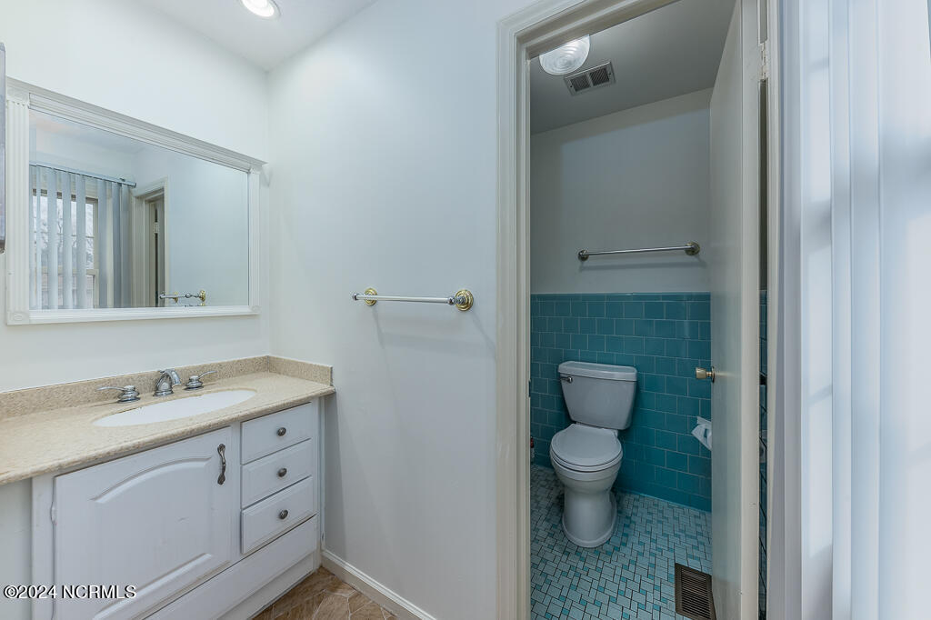 204 Stratford Road Havelock, NC 28532 - Photo 10 of 16 Master Bath