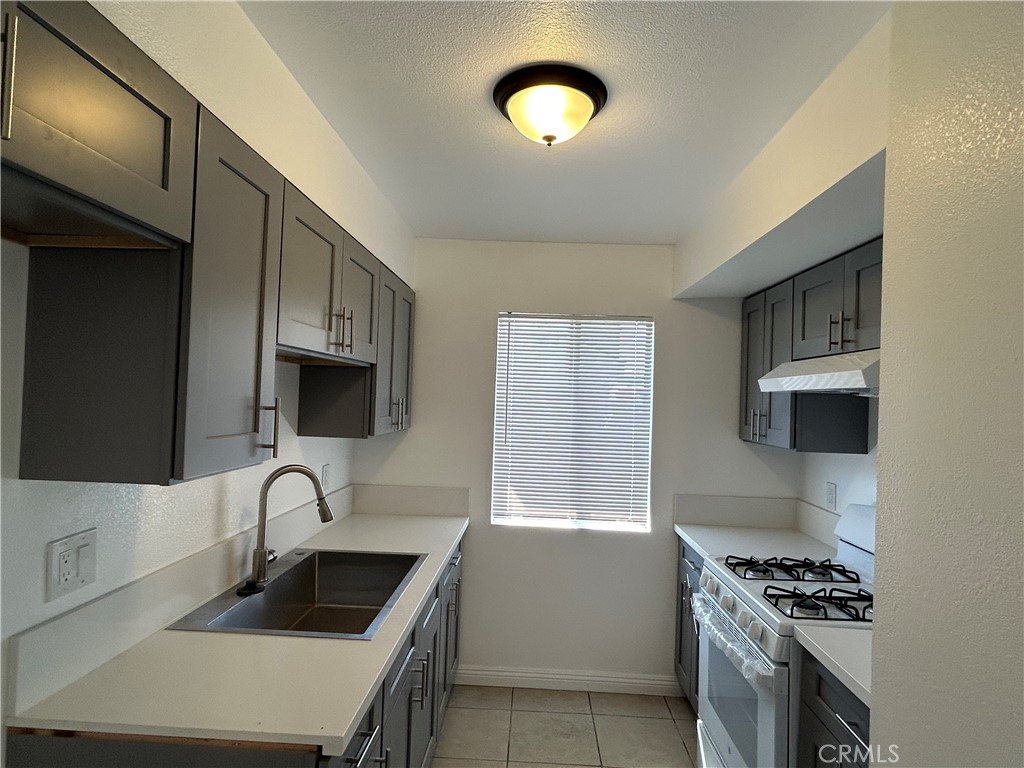 9079 Colony Place Riverside, CA 92503 - Photo 6 of 21 a kitchen that has a sink and a stove