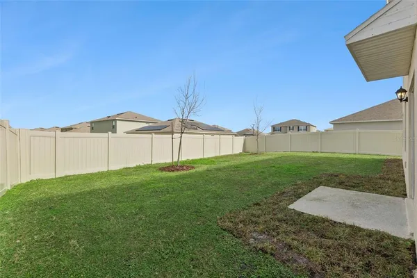 a view of a backyard