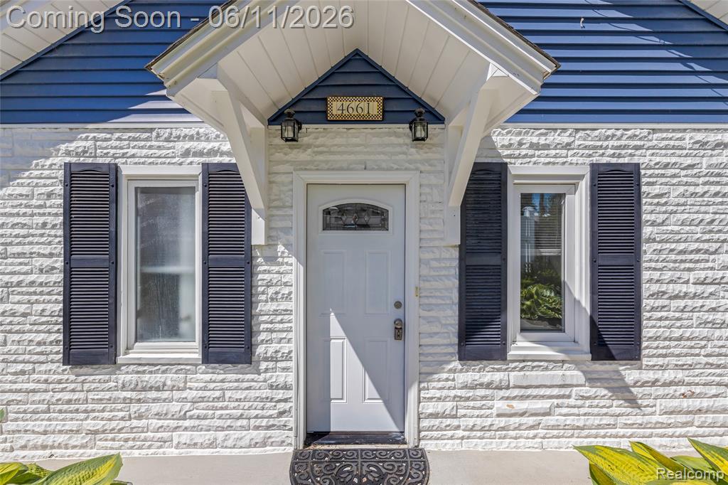 4661 Sashabaw Road Waterford, MI 48329 - Photo 1 of 37