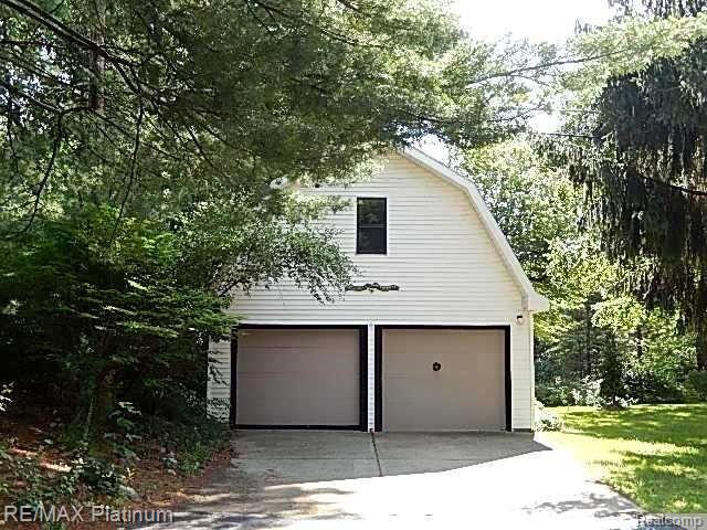 11005 Mcgregor Road Pinckney, MI 48169 - Photo 3 of 37 3.JPG