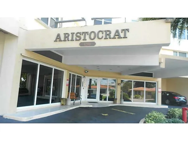 a black and white photo of a building