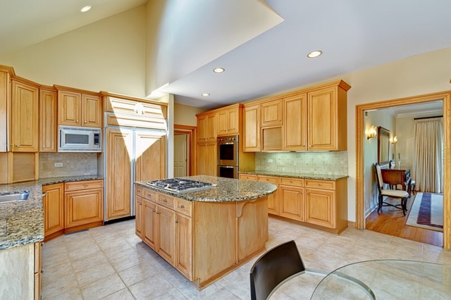 902 St Stephens Green Oak Brook, IL 60523 - Photo 12 of 25