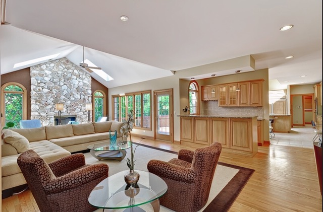 902 St Stephens Green Oak Brook, IL 60523 - Photo 8 of 25