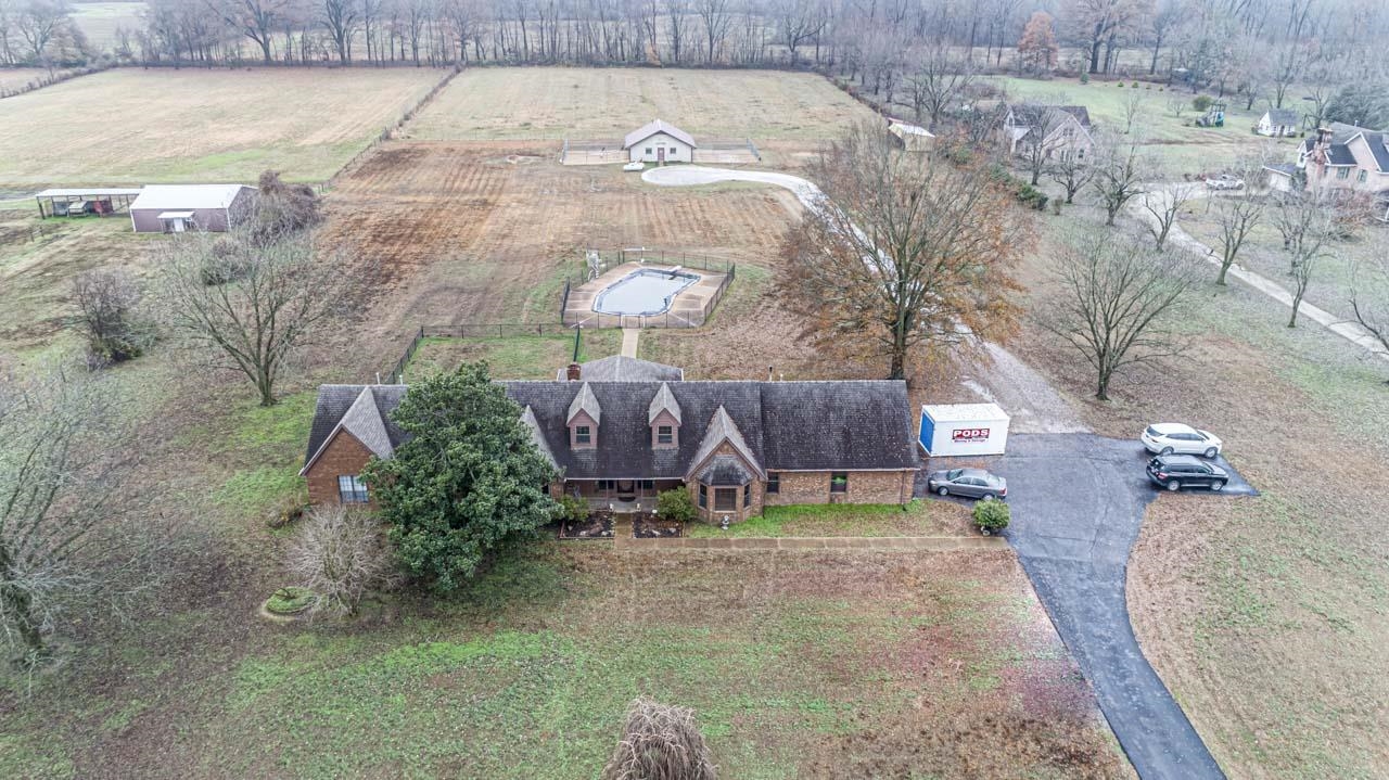 a view of a backyard