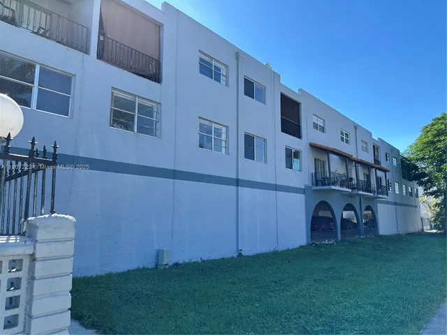 $2,050 | 1300 West 53rd Street, Unit 28, Hialeah, FL 33012