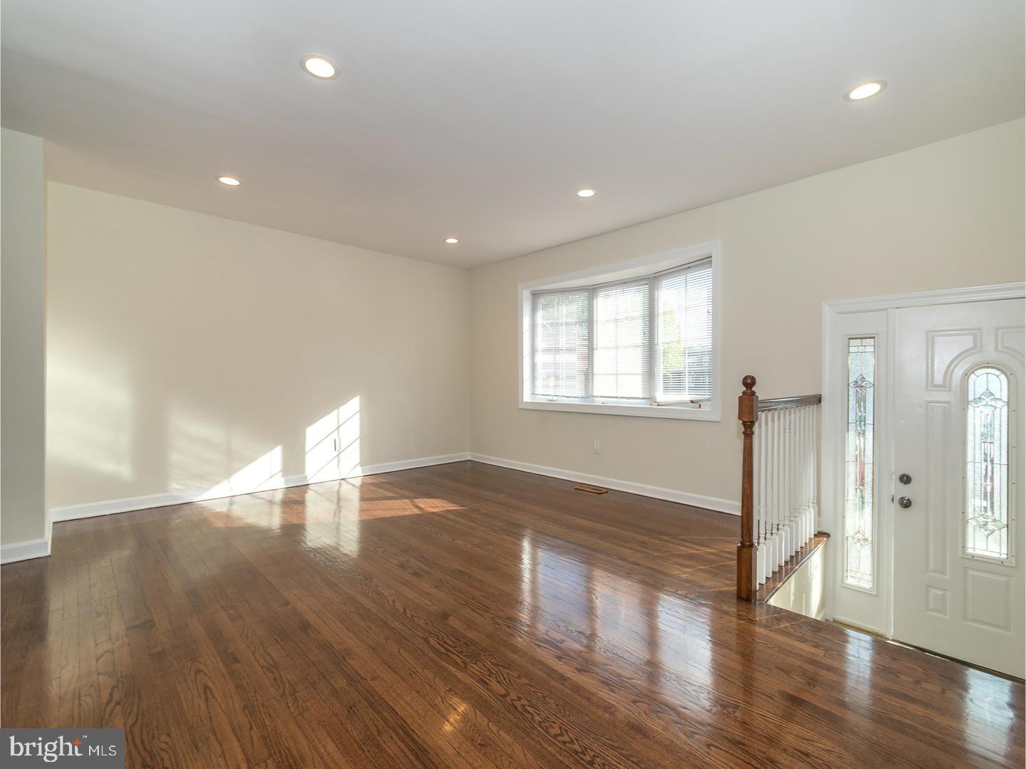 12443 Barbary Road Philadelphia, PA 19154 - Photo 5 of 22 Living Room