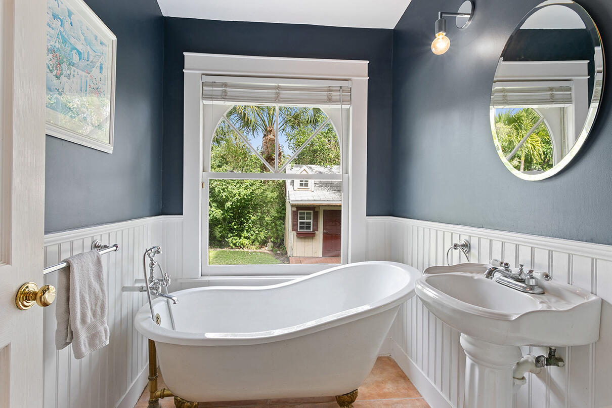 319 Buckingham Road West Palm Beach, FL 33405 - Photo 15 of 35 Main Floor Bath