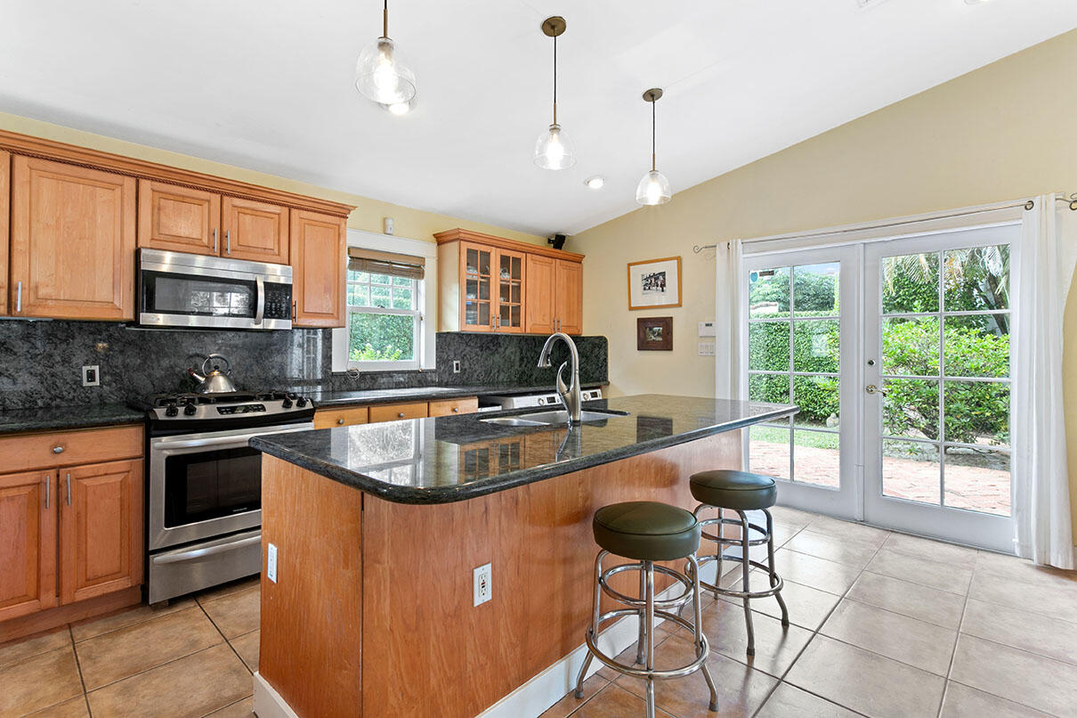 319 Buckingham Road West Palm Beach, FL 33405 - Photo 18 of 35 Kitchen