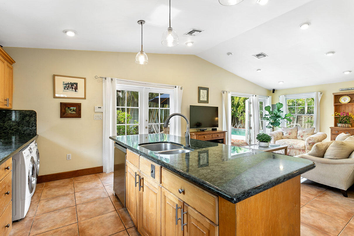319 Buckingham Road West Palm Beach, FL 33405 - Photo 19 of 35 Kitchen
