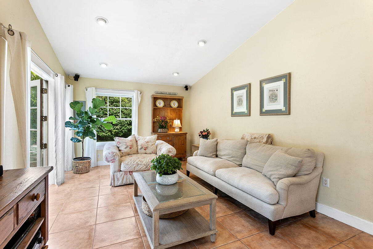 319 Buckingham Road West Palm Beach, FL 33405 - Photo 20 of 35 Family Room