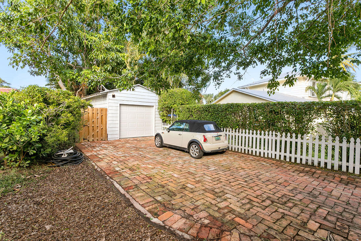 319 Buckingham Road West Palm Beach, FL 33405 - Photo 27 of 35 Driveway / Garage