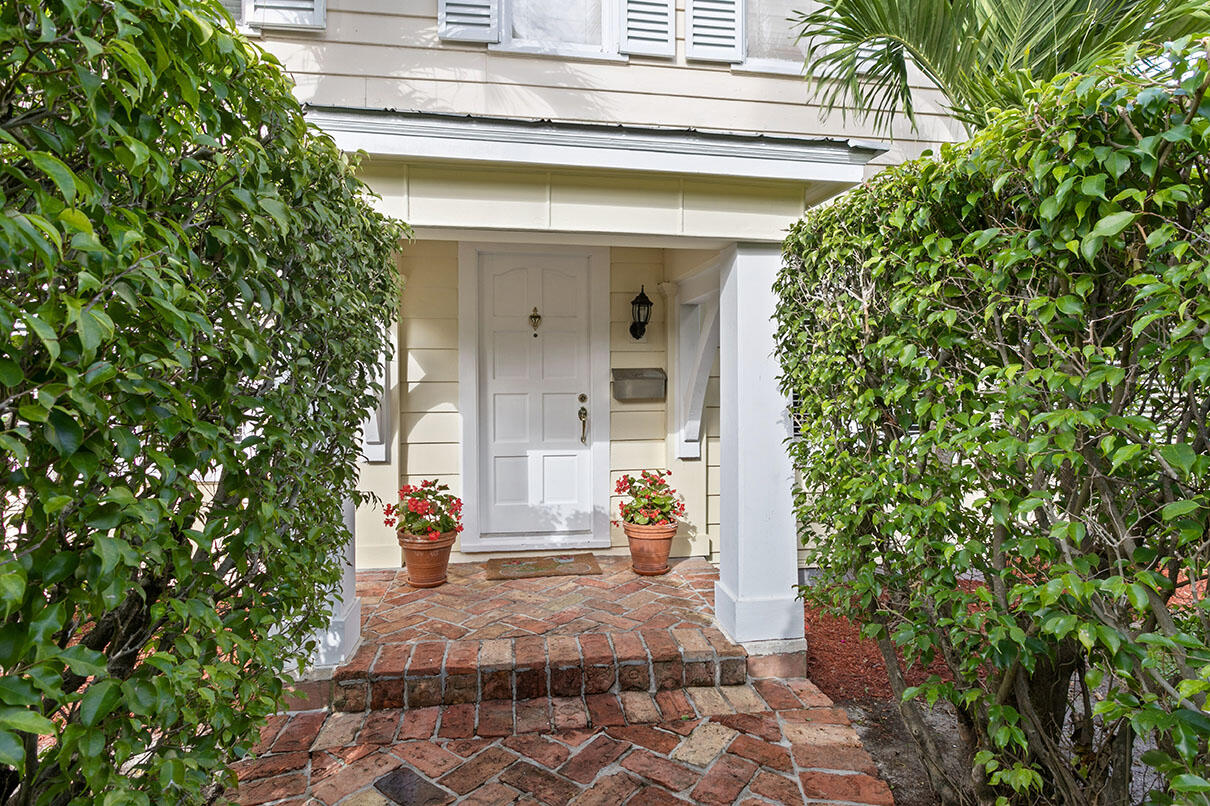 319 Buckingham Road West Palm Beach, FL 33405 - Photo 4 of 35 Front of Home