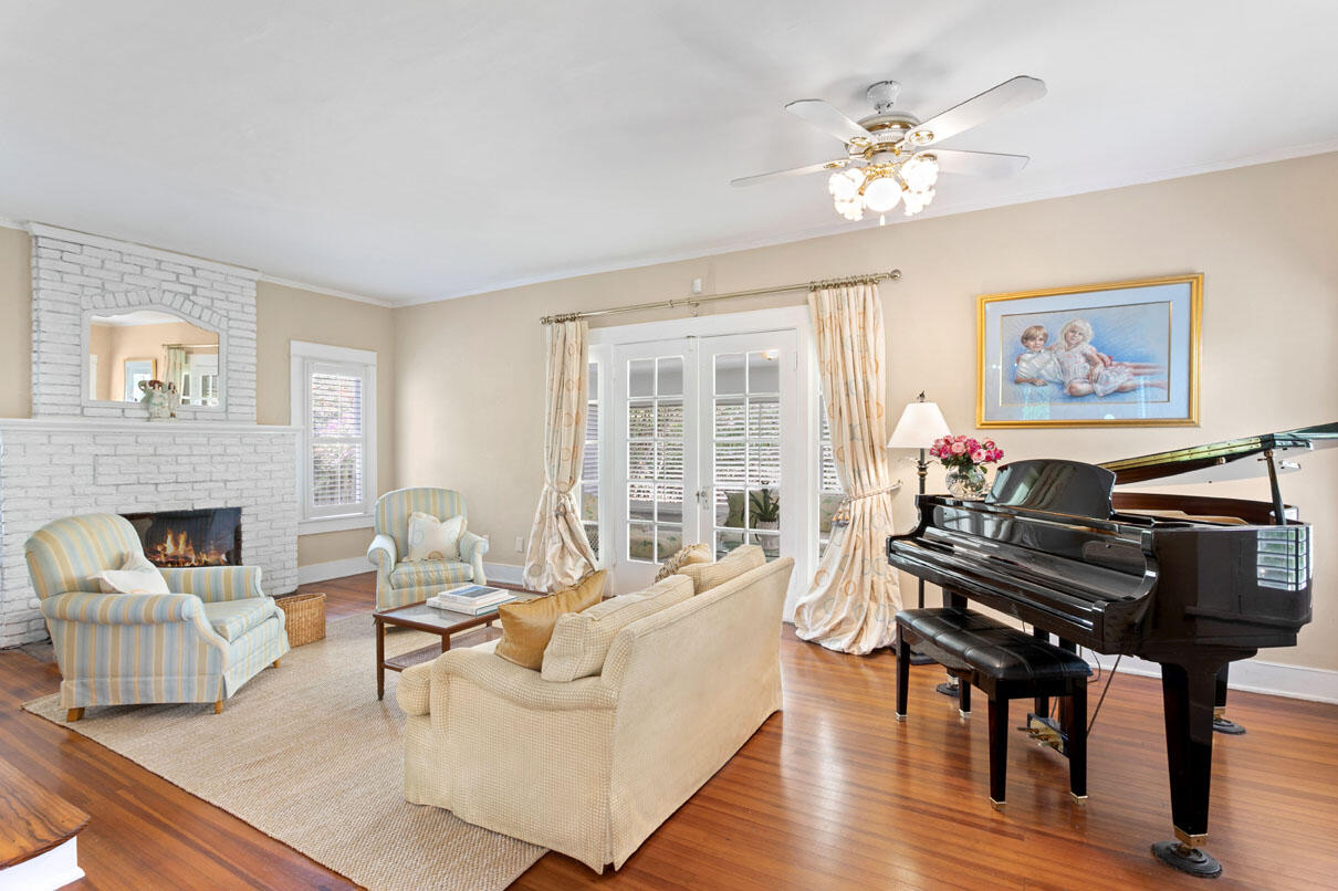 319 Buckingham Road West Palm Beach, FL 33405 - Photo 5 of 35 Living Room
