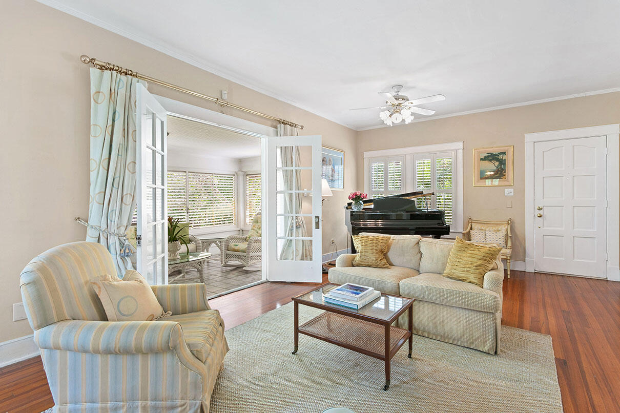 319 Buckingham Road West Palm Beach, FL 33405 - Photo 7 of 35 Living Room