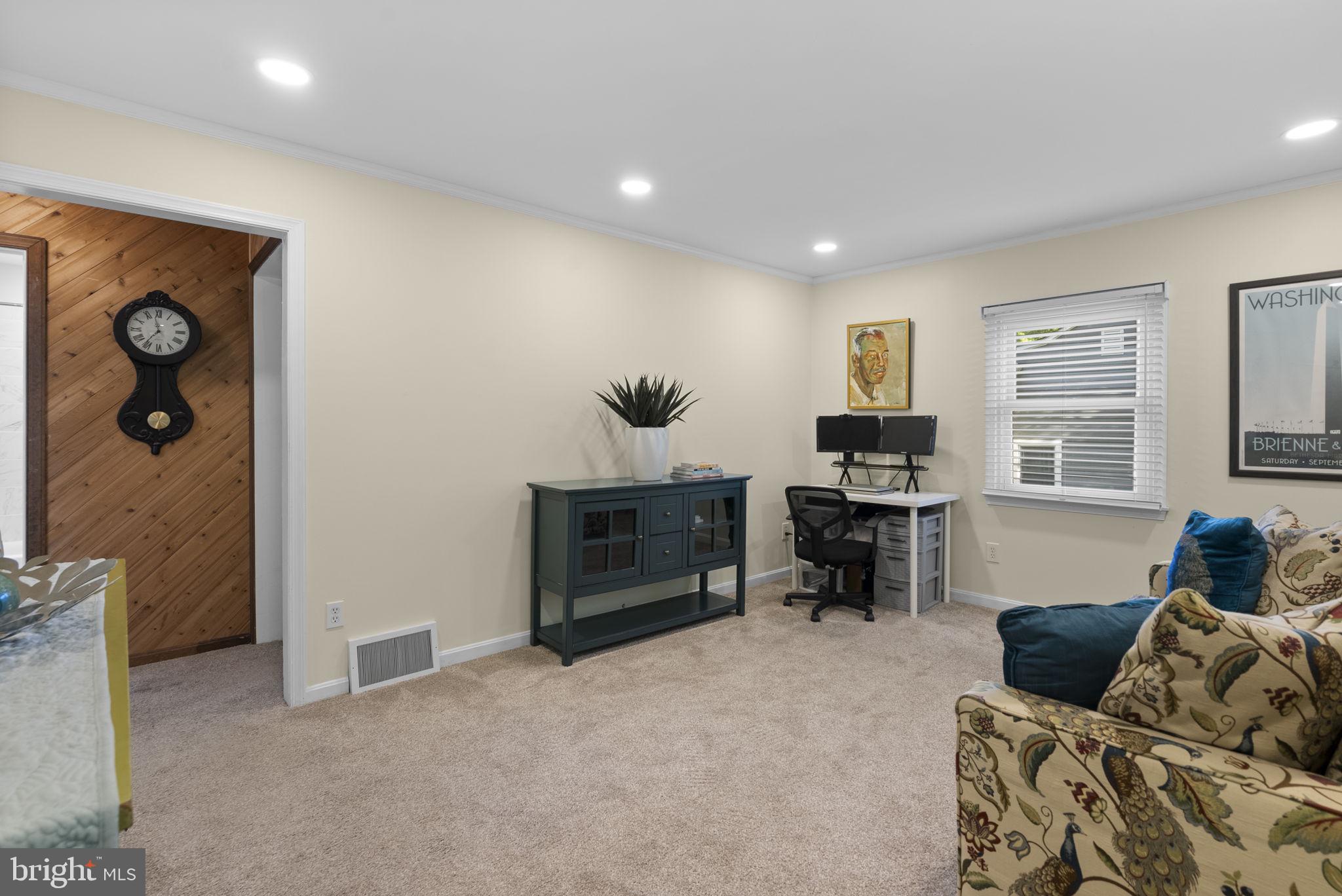 11905 Dewey Road Silver Spring, MD 20906 - Photo 3 of 31 Living Room