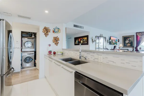 $375,000 | 3800 Hillcrest Drive, Unit 411, Hollywood, FL 33021