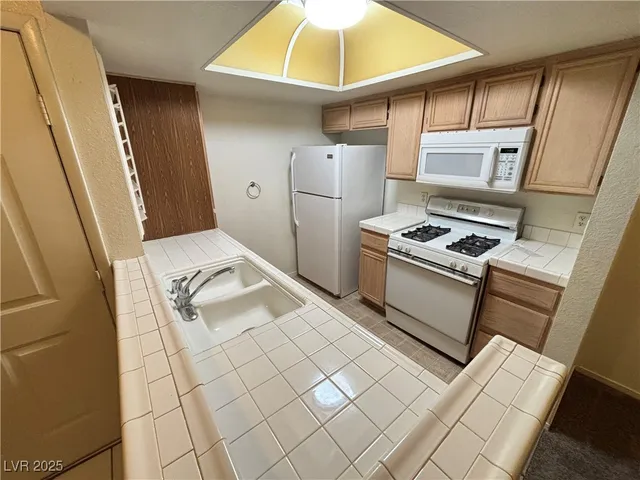 $1,095 | 1909 Desert Falls Court, Unit 207, Las Vegas, NV 89128