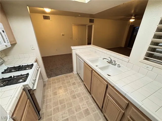 $1,095 | 1909 Desert Falls Court, Unit 207, Las Vegas, NV 89128