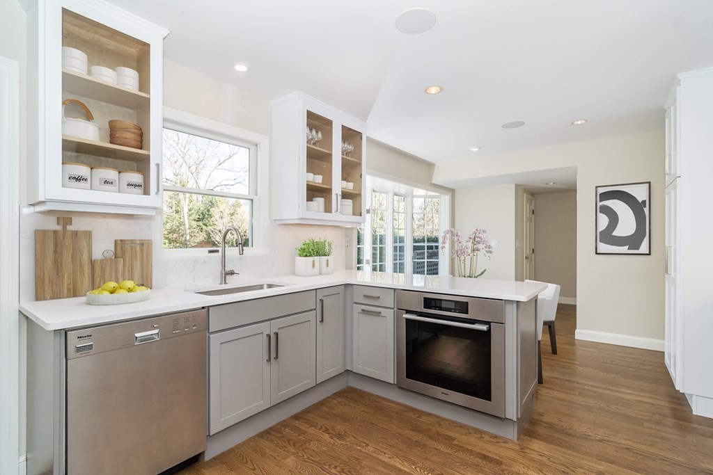 21 Arnold Road Wellesley, MA 02481 - Photo 8 of 29