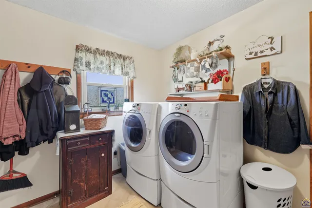 $349,900 | 12542 266th Road, Holton, KS 66436