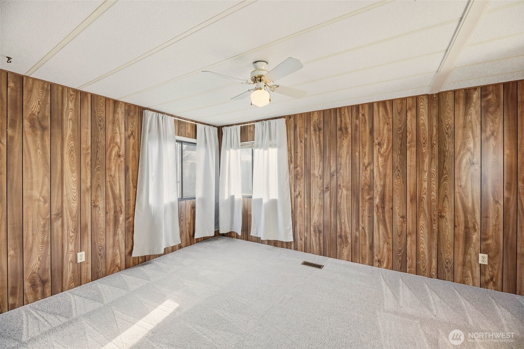620 112th Street Southeast, Unit 205 Everett, WA 98208 - Photo 15 of 34 a view of a livingroom with a ceiling fan and a window