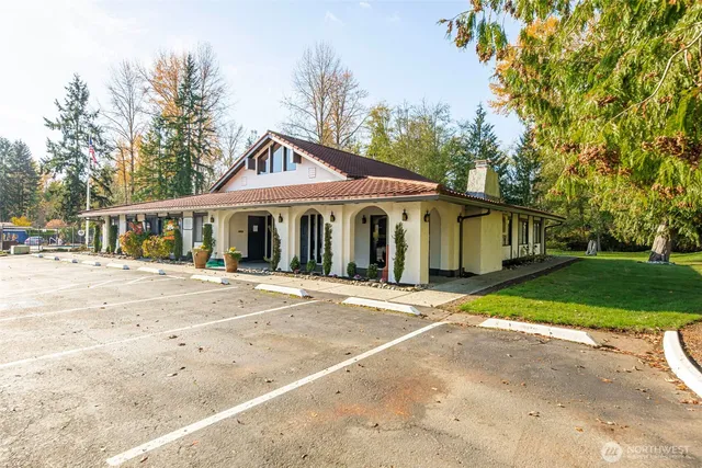 a view of a back yard of the house