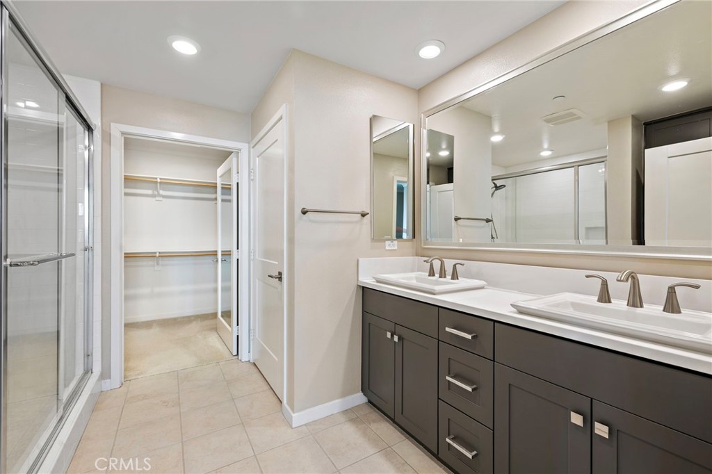 111 Bowery Irvine, CA 92612 - Photo 5 of 20 Primary Bathroom & Walk-in closet