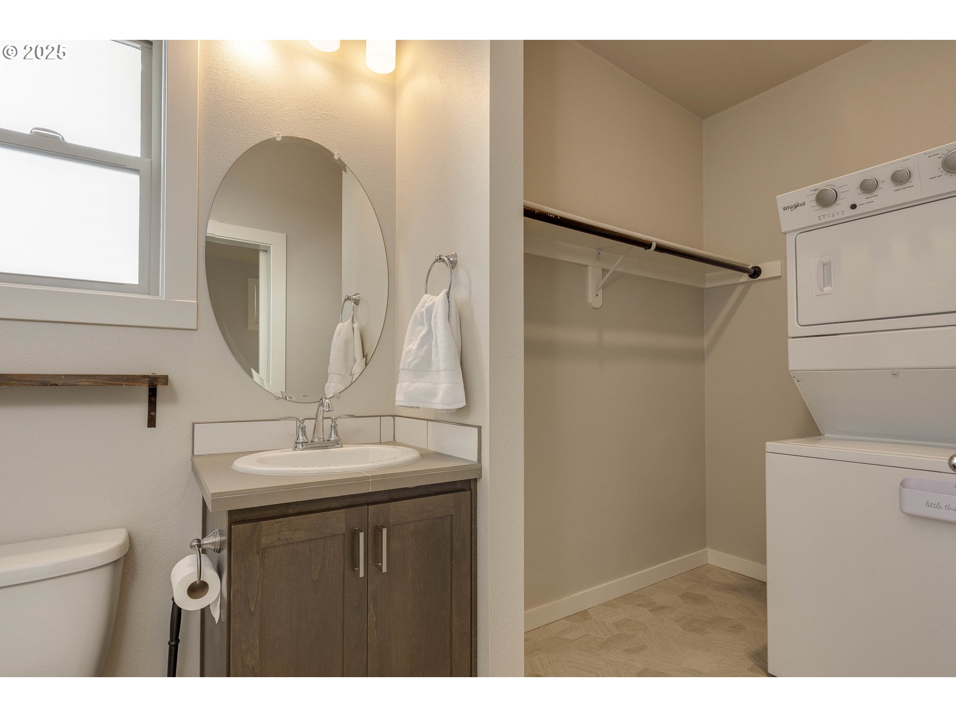 1821 Cousteau Loop Southeast Salem, OR 97302 - Photo 18 of 27 a bathroom with a sink vanity and a mirror