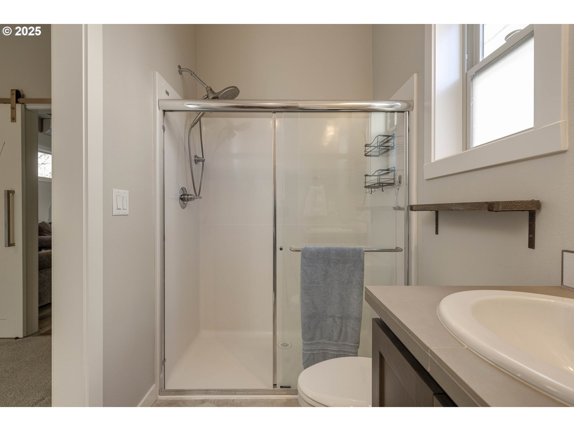1821 Cousteau Loop Southeast Salem, OR 97302 - Photo 19 of 27 a bathroom with a sink and shower