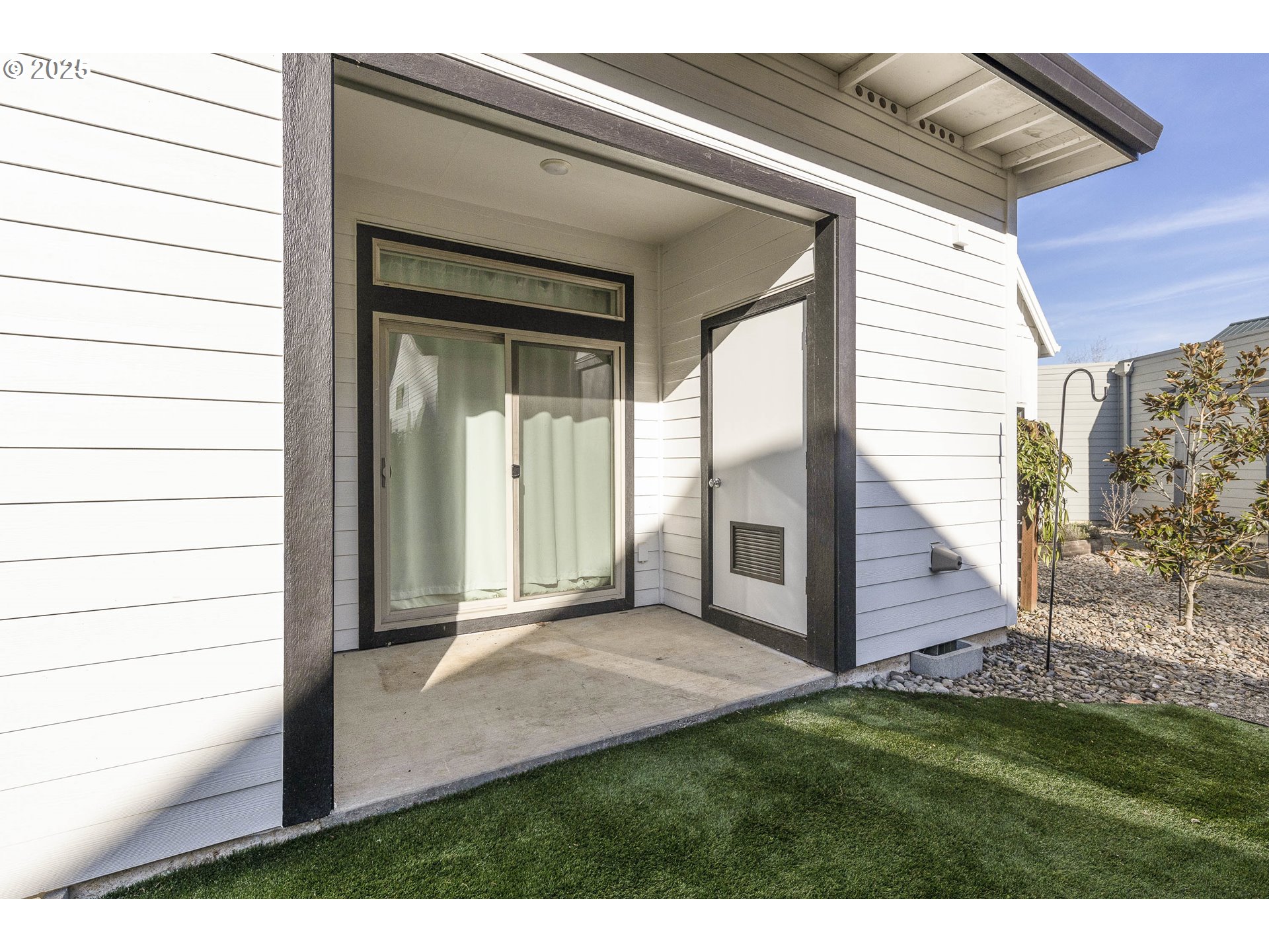 1821 Cousteau Loop Southeast Salem, OR 97302 - Photo 20 of 27 a view of front door of house