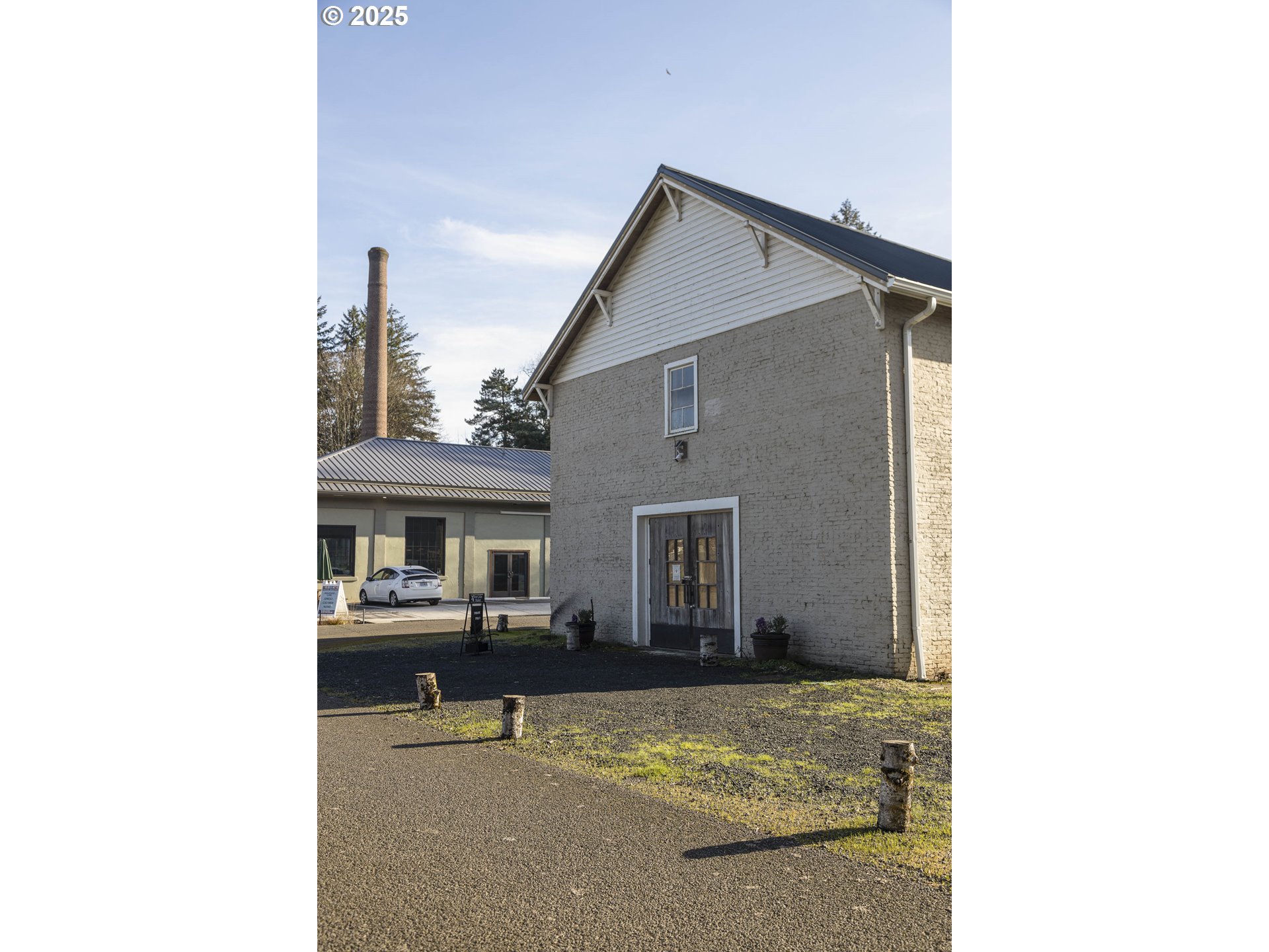 1821 Cousteau Loop Southeast Salem, OR 97302 - Photo 25 of 27 a view of living room and kitchen