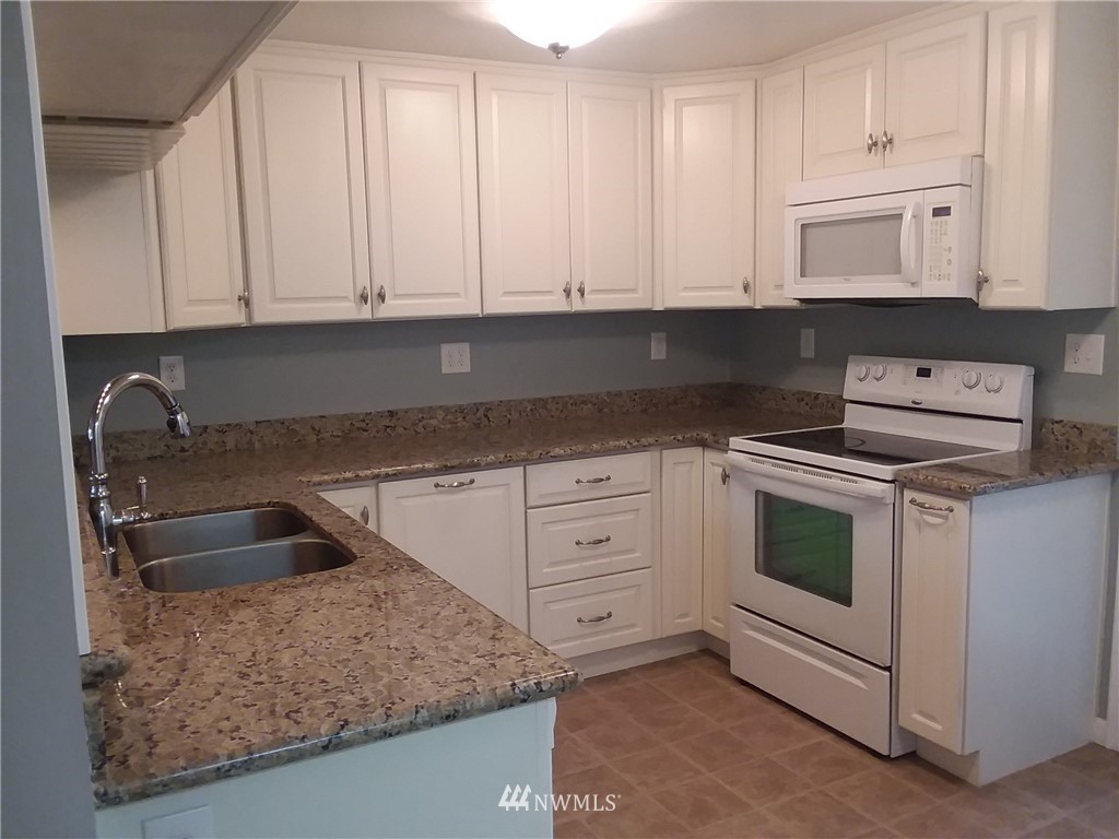 3631 Northeast 7th Place Renton, WA 98056 - Photo 5 of 14