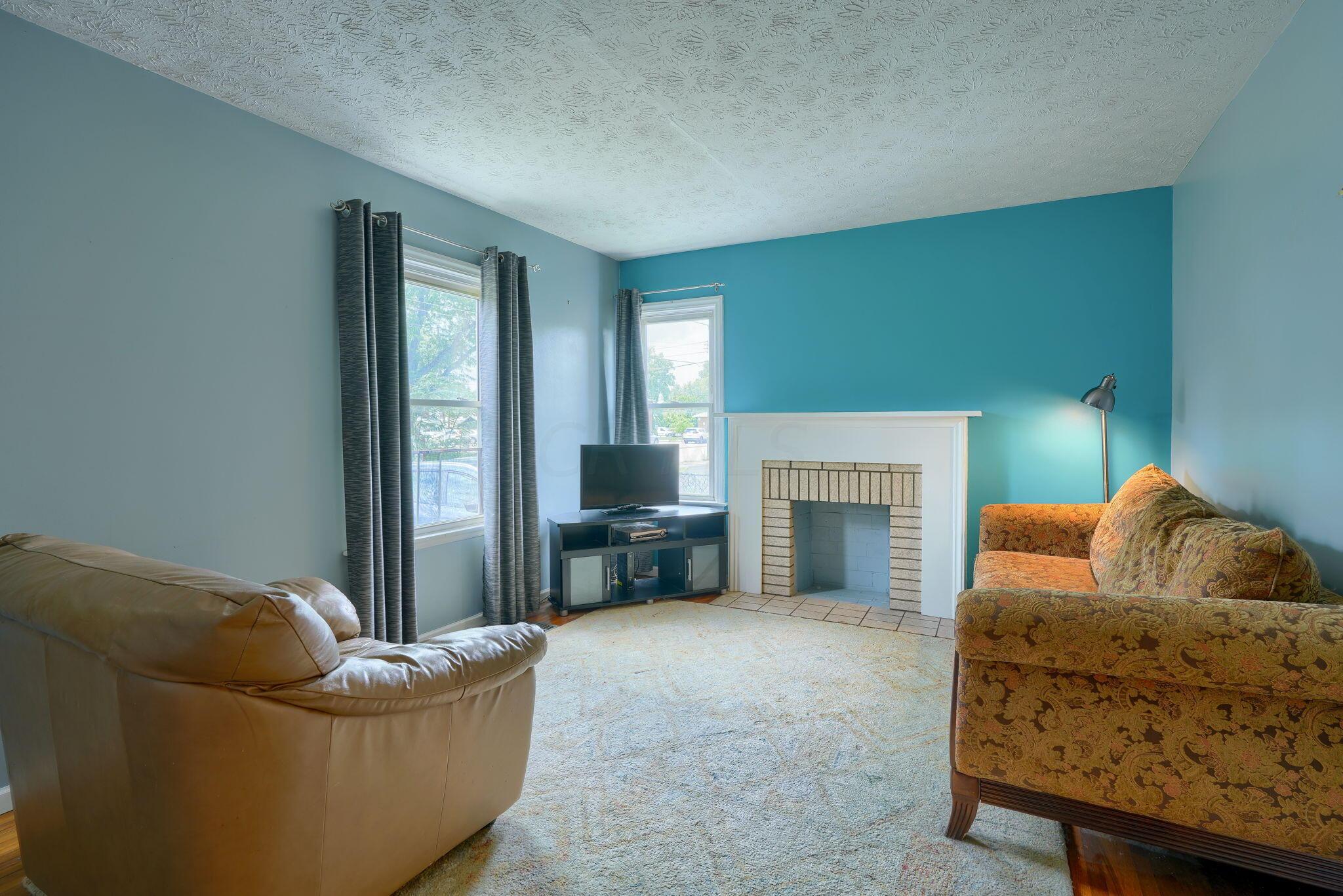 3258 Maize Road Columbus, OH 43224 - Photo 11 of 35 Living Room