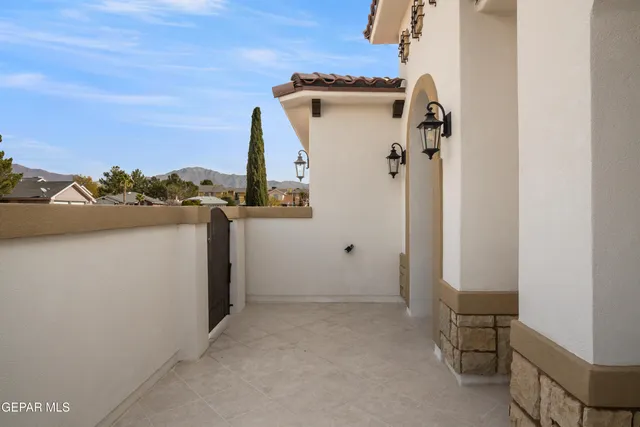 a view of livingroom with furniture