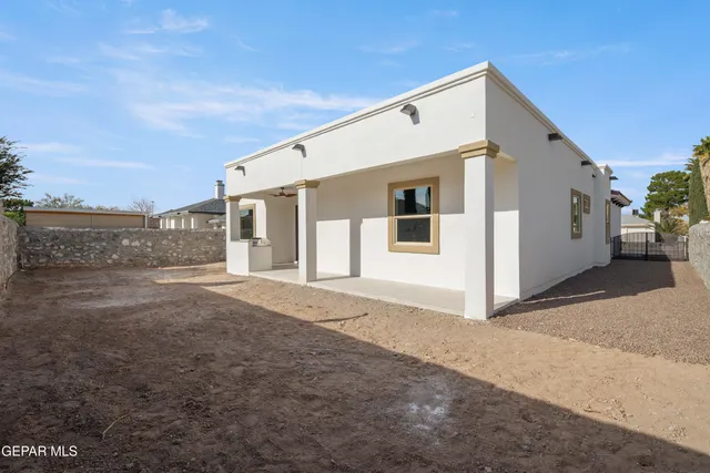 a view of a house with backyard