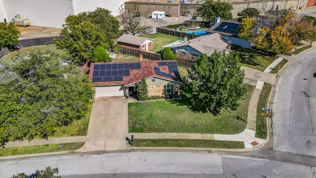 a view of a yard in front of house