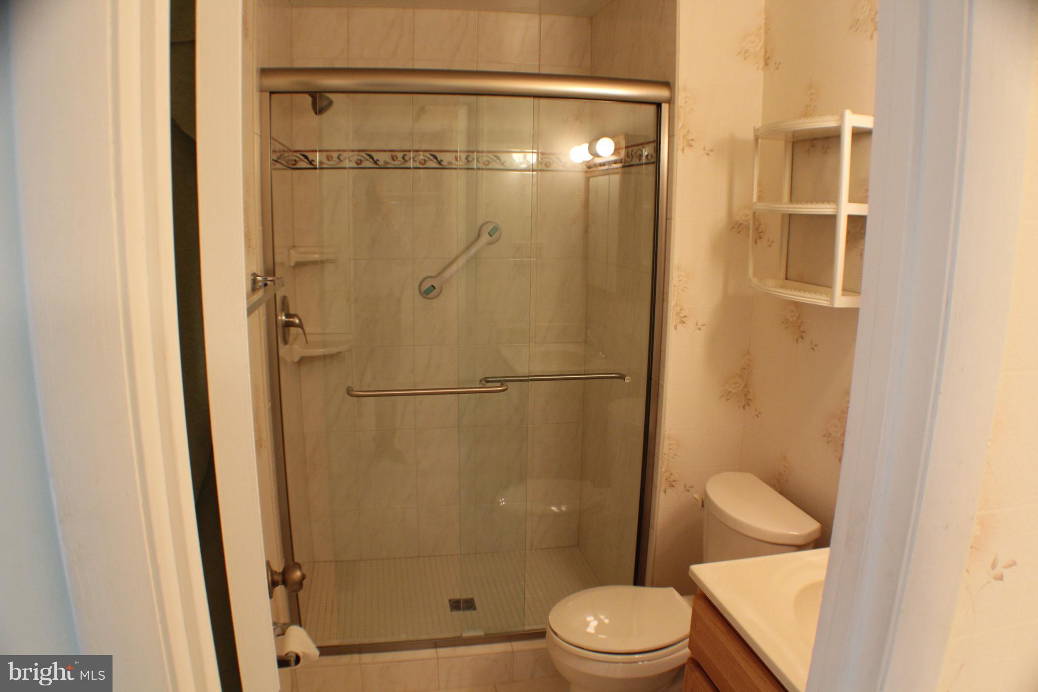 8924 Centerway Road Gaithersburg, MD 20879 - Photo 12 of 17 Bath (Master)