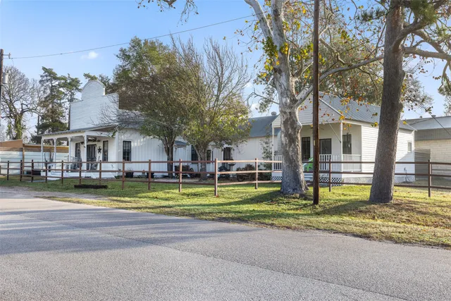 $320,000 | 836 Pecan Street, New Ulm, TX 78950