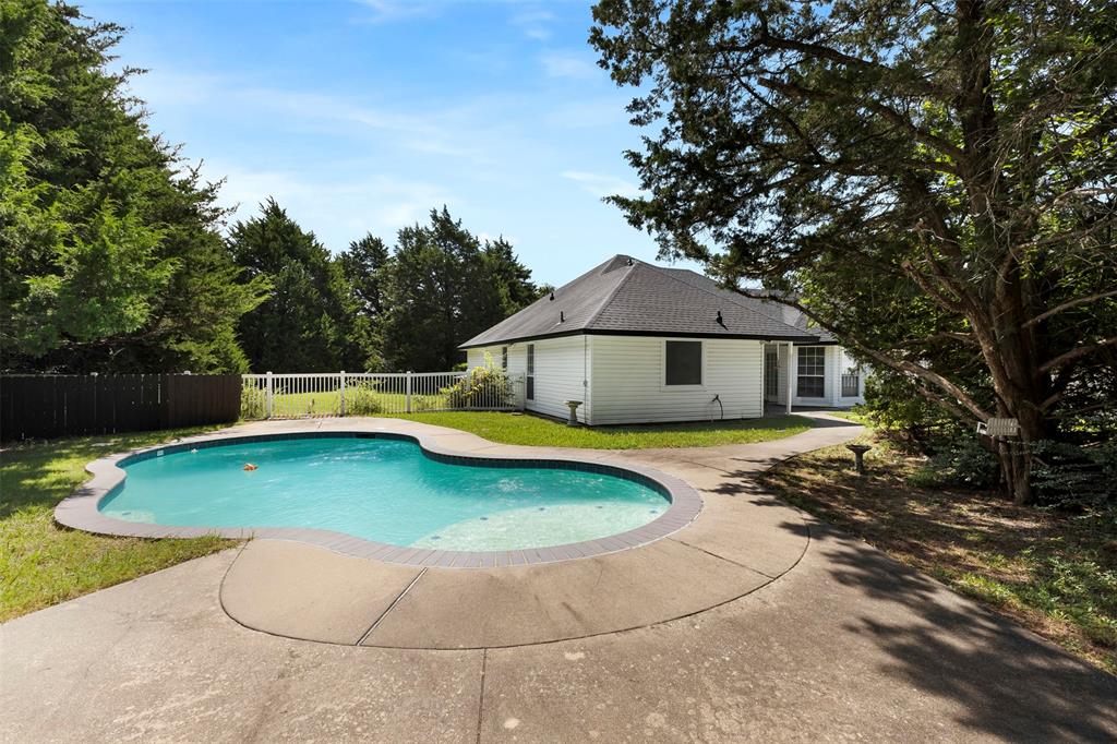 401 Rugged Drive Red Oak, TX 75154 - Photo 31 of 40 Kidney-shaped inground pool with concrete surround