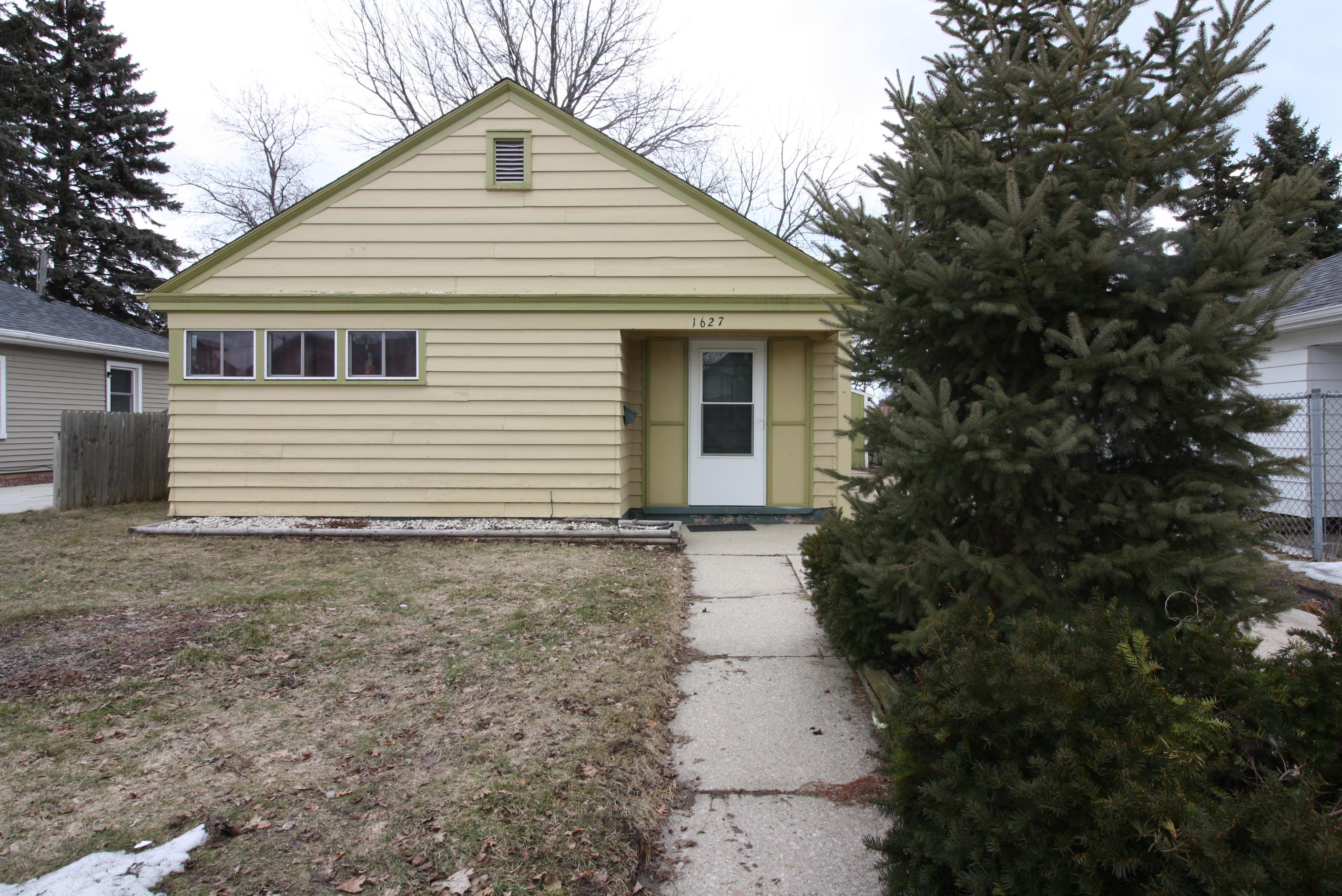 1627 Grove Racine Wi 53405 Racine, WI 53405 - Photo 1 of 1 1627 Front Mar 19 001
