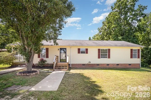 a view of a house with yard and trees