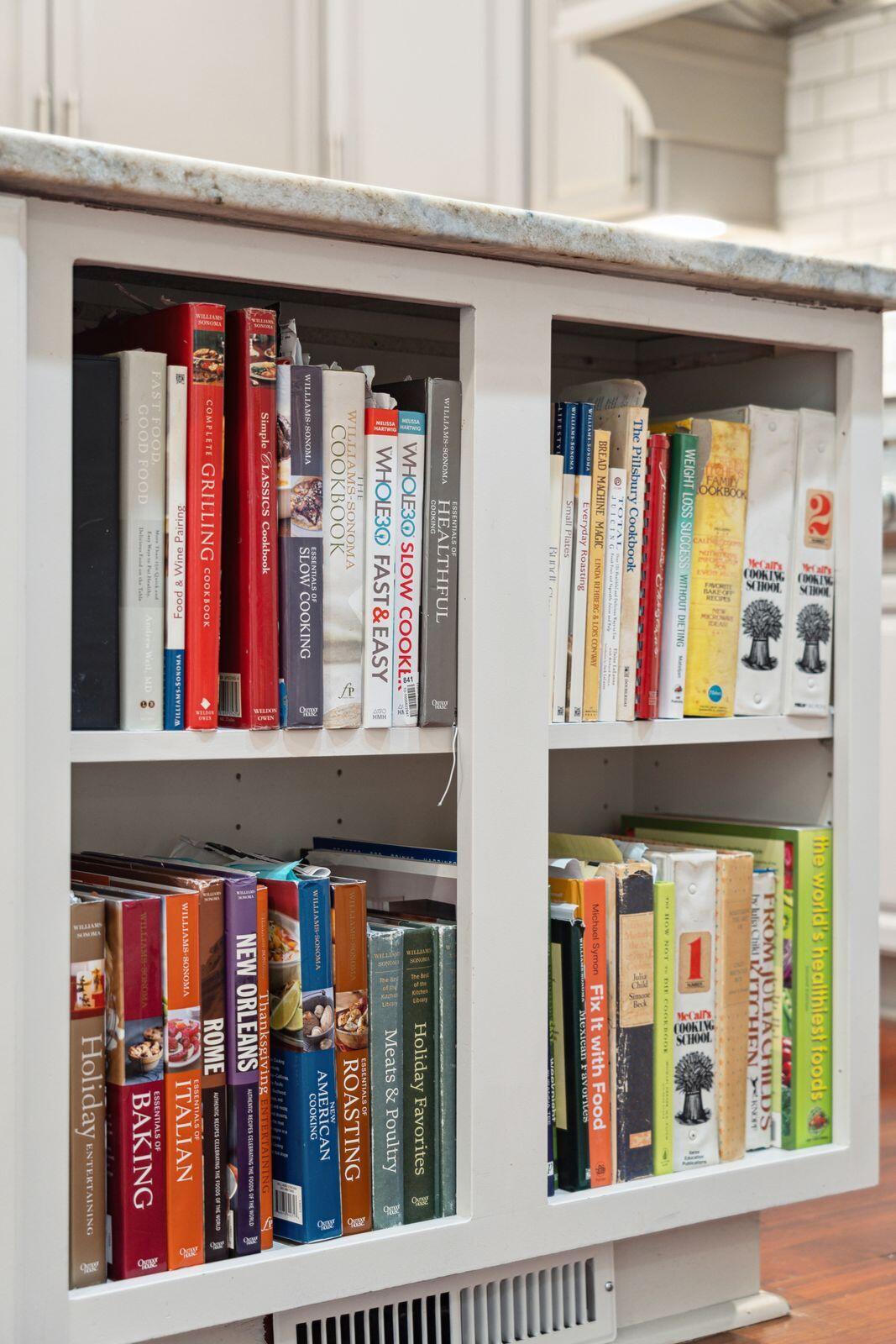3902 Colonel Vanderhorst Circle Mount Pleasant, SC 29466 - Photo 20 of 90 Book Storage