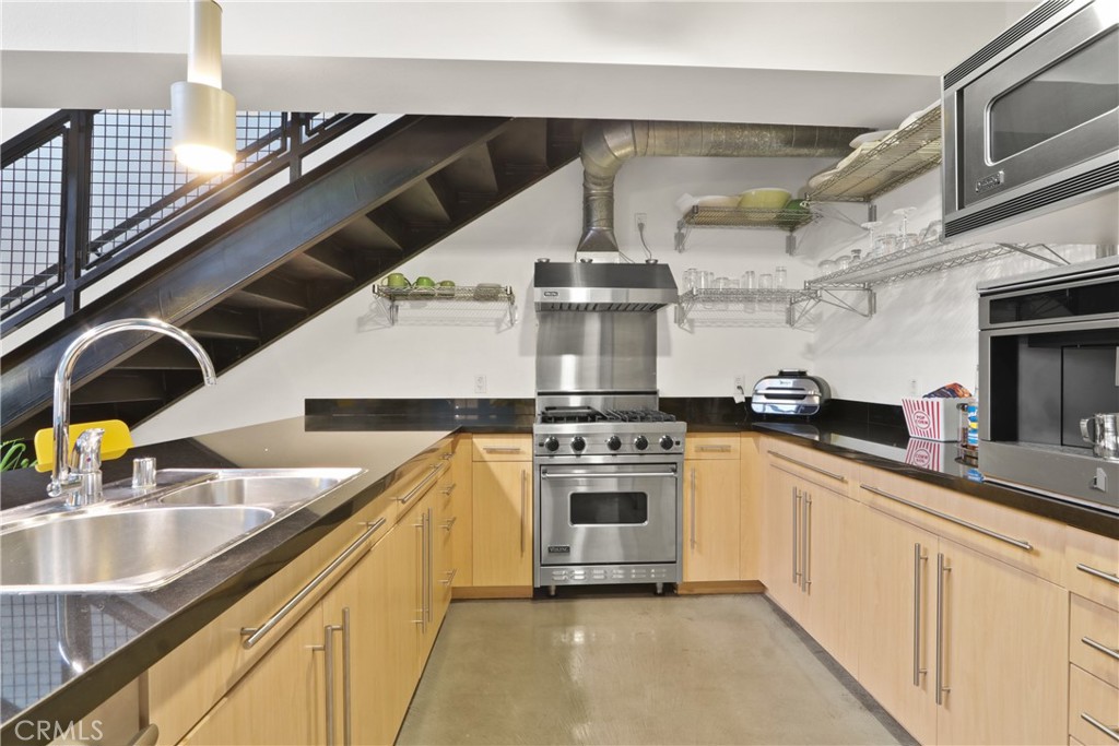 835 Locust Avenue, Unit 212 Long Beach, CA 90813 - Photo 17 of 39 Kitchen
