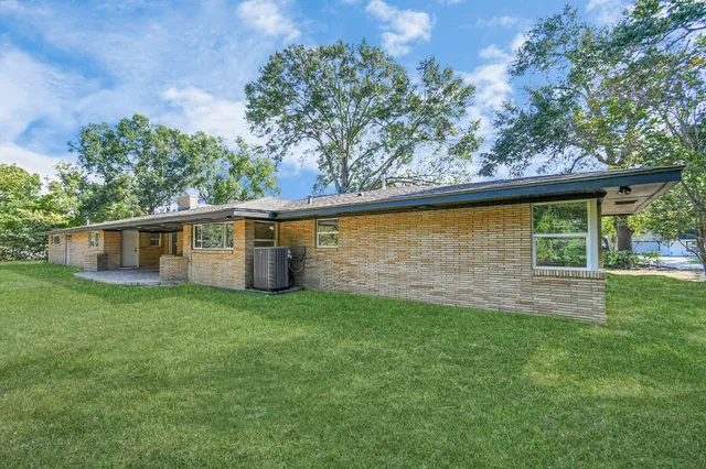 a view of a house with a backyard