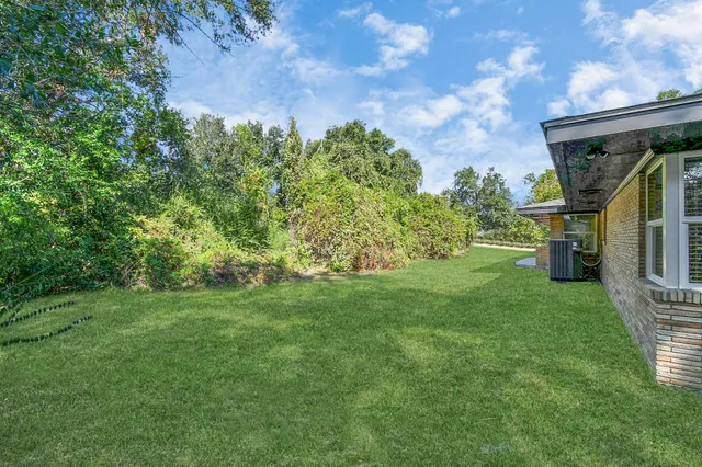 a view of a backyard